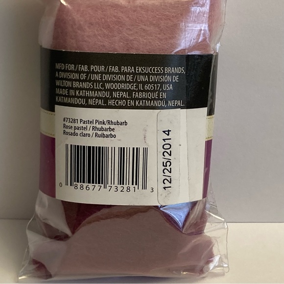 6 Dimensions FeltWorks 100% Wool Roving 0.25oz Pastel Pink Rhubarb Crafts - Picture 8 of 14